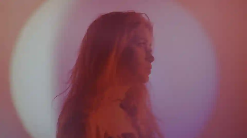 Nixa: Proiectul muzical care îmbină emoțiile și estetica într-un univers hiperfeminin