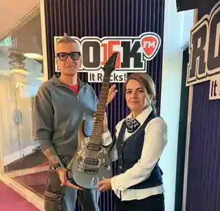 Câștigătorul licitației Bikers For Humanity a primit chitara semnată de Dirty Shirt
