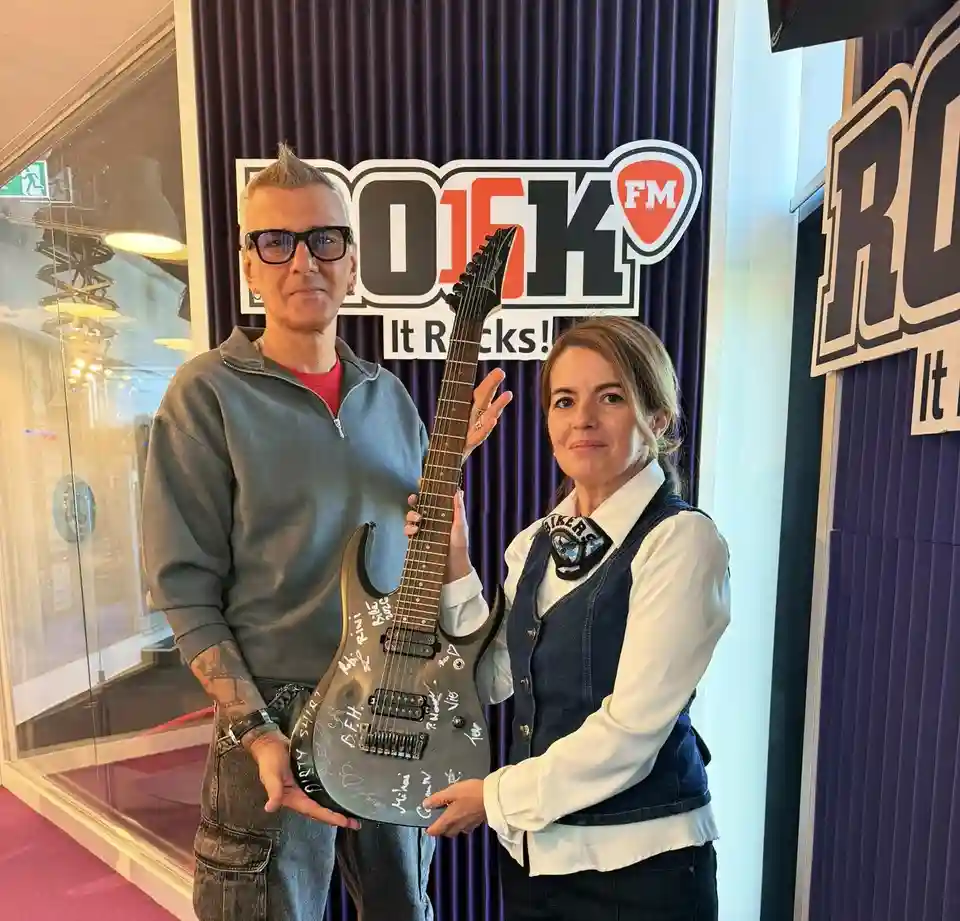 Câștigătorul licitației Bikers For Humanity a primit chitara semnată de Dirty Shirt