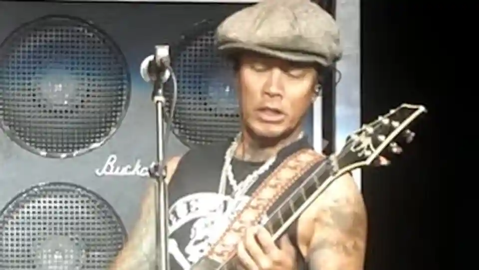 Stevie D. de la Buckcherry detaliază accidentul rutier implicând autocarul trupei