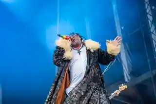 Skindred lansează videoclipul piesei „Big Em Up” și pornește în turneu