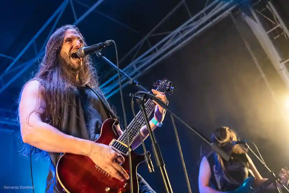 Trupa KVAZAR lansează videoclipul piesei „Senka”