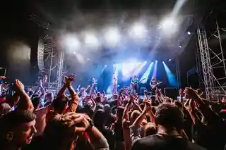 Trupa Brkovi concertează la Luka Beograd Open Air