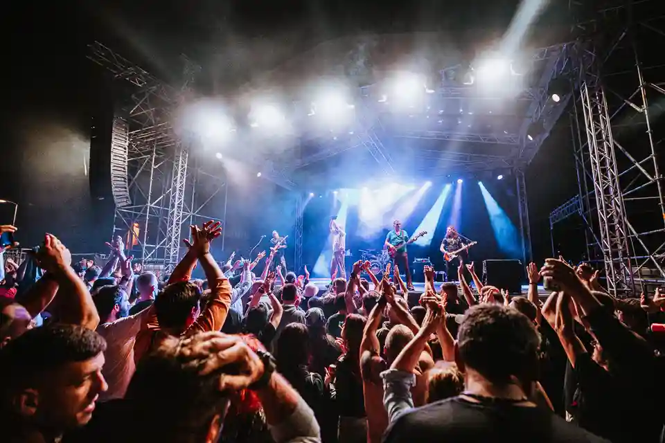 Trupa Brkovi concertează la Luka Beograd Open Air