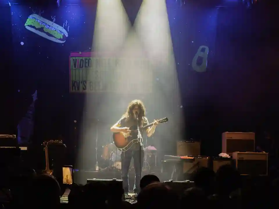Kurt Vile a susținut un concert în sala Muffathalle din München
