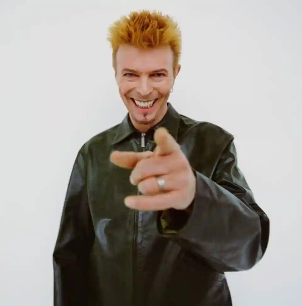 Analiza carierei lui David Bowie în anii '90 și inovațiile sale muzicale