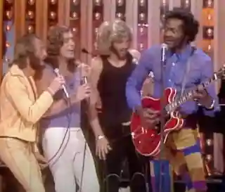 Performanța The Bee Gees și Chuck Berry din cadrul emisiunii The Midnight Special
