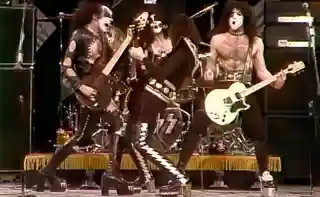O retrospectivă asupra a 15 piese esențiale din discografia trupei KISS
