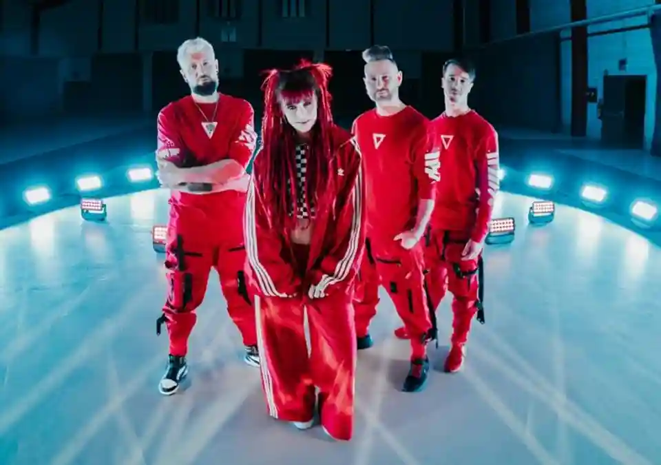 Trupa April Art lansează albumul „Red” și videoclipul piesei „Fall Into Pieces”