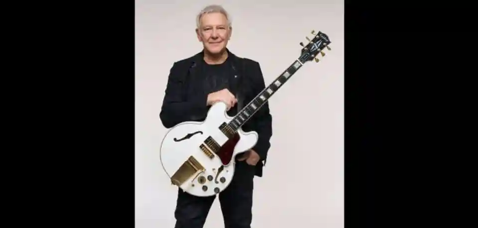 Alex Lifeson de la RUSH lansează inițiativa „Strings For Kids” cu o donație