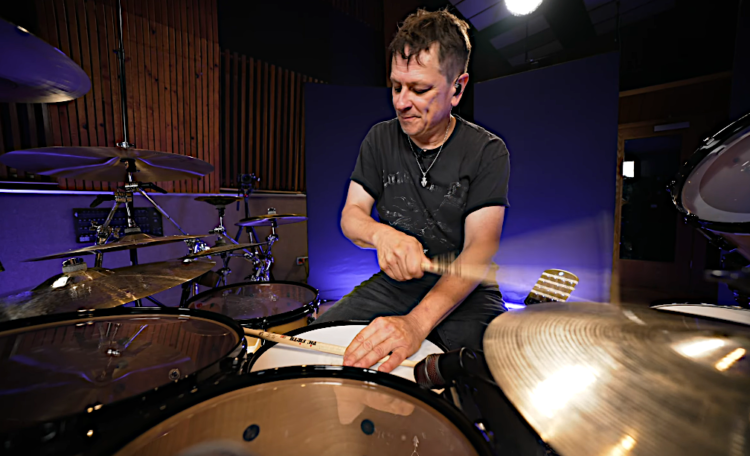 Ray Luzier (Korn) a susținut o reprezentație la tobe pentru platforma Drumeo