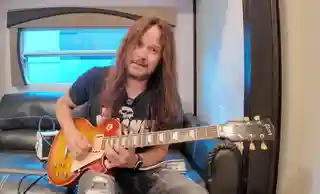 Dave Rude (Tesla) publică un videoclip din turneul alături de Mötley Crüe și Extreme