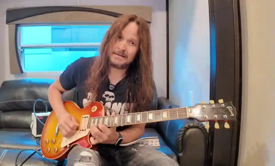 Dave Rude (Tesla) publică un videoclip din turneul alături de Mötley Crüe și Extreme