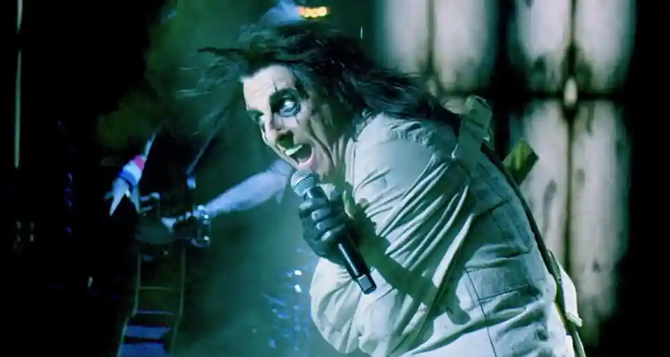 Alice Cooper reflectă asupra perioadei în care a consumat substanțe înainte de sobrietate