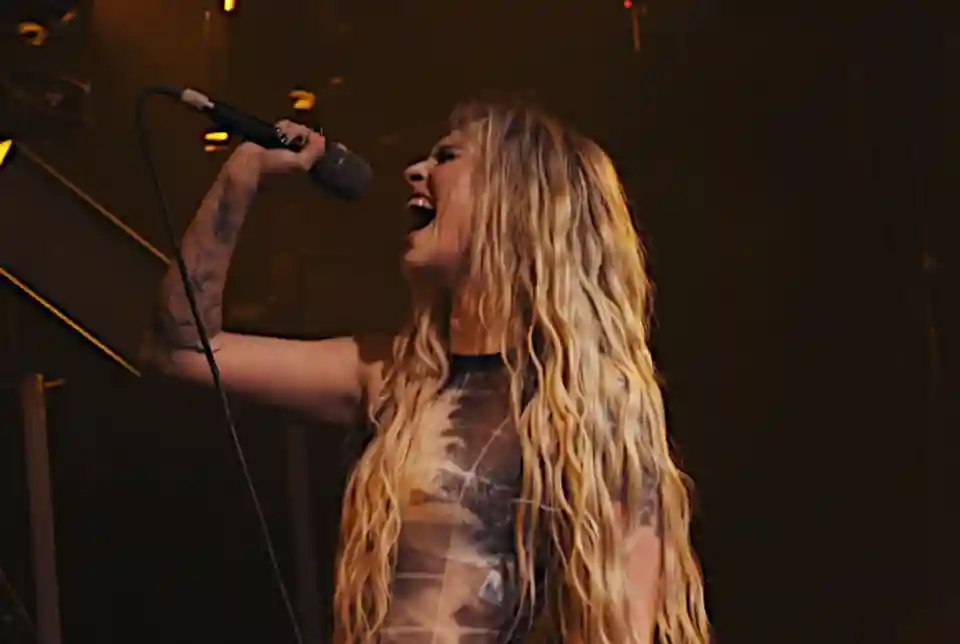 Avalon Stone a lansat videoclipul piesei „Loud” înregistrat live în Toronto