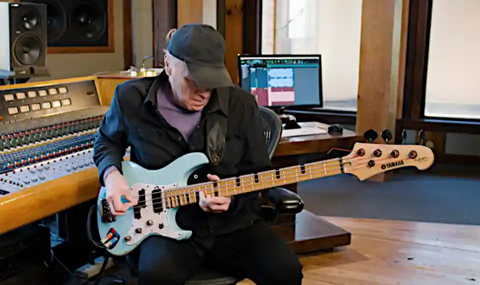 Billy Sheehan a lansat un clip de tip playthrough pentru piesa „Green-Tinted Sixties Mind”
