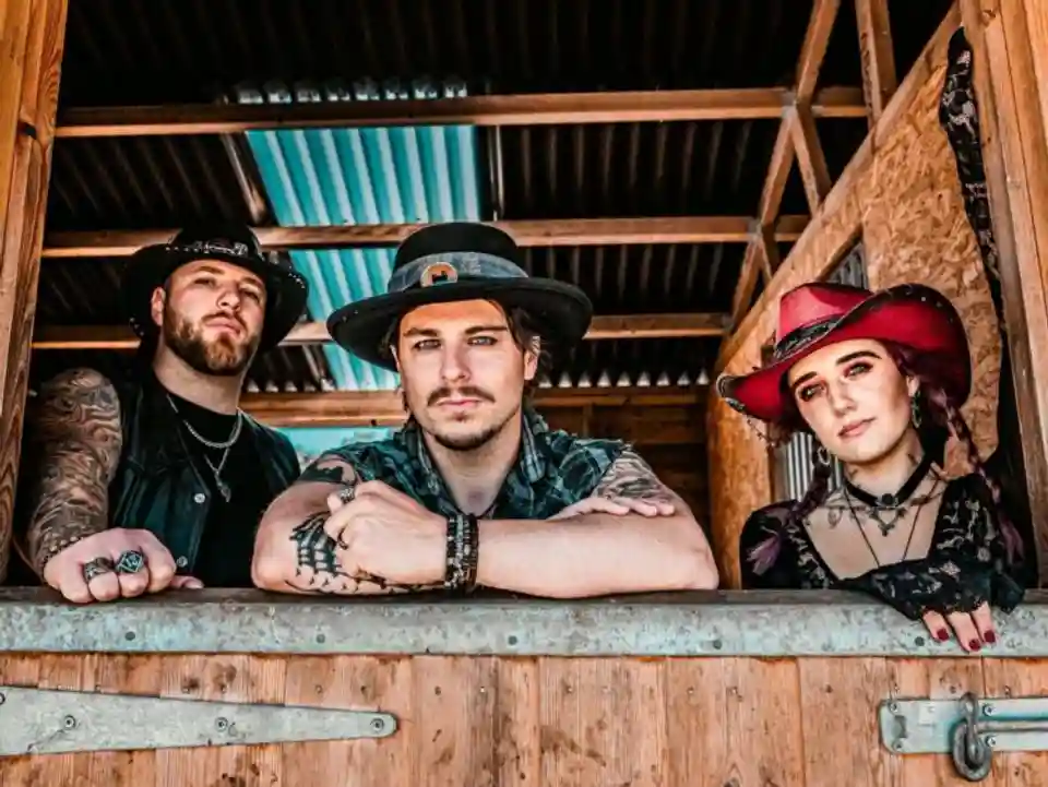 Trupa FangSlinger lansează single-ul și videoclipul „Undead Redneck Rock N’ Roll”