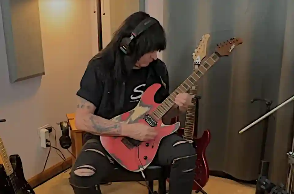 Chitaristul Michael Angelo Batio de la Manowar prezintă o înregistrare live a piesei „Vidiots”