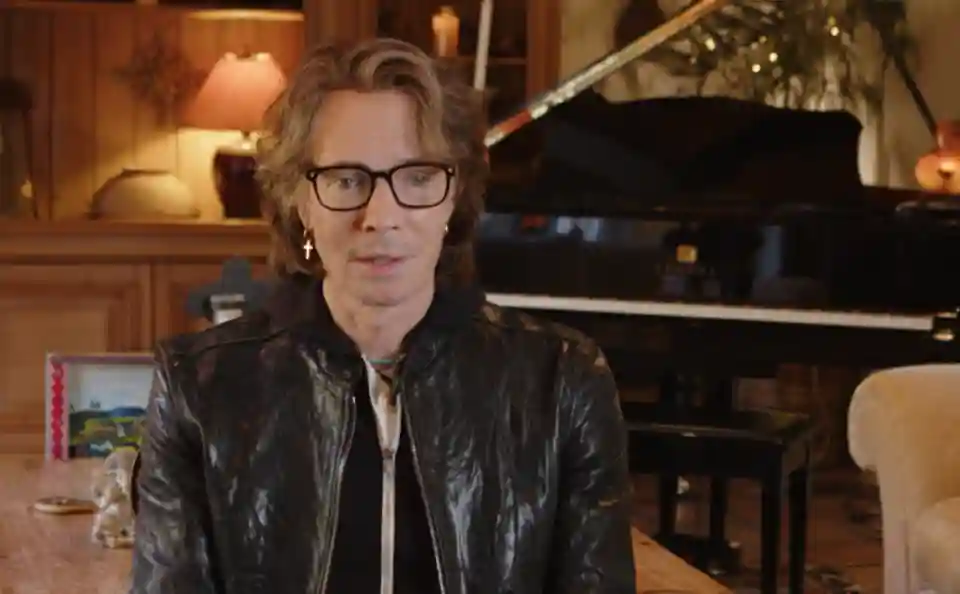 Rick Springfield rememorează începuturile într-un interviu despre Bon Scott
