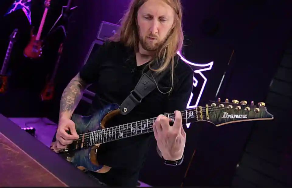 Chitaristul Ola Englund de la The Haunted testează modelul Ibanez Visions IV2RG