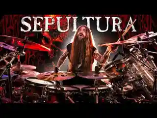 Samus Paulicelli interpretează piesa „Dead Embryonic Cells” a trupei Sepultura