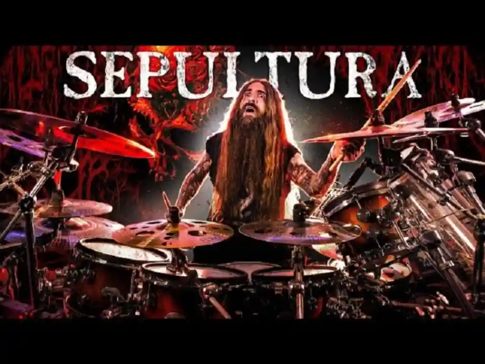 Samus Paulicelli interpretează piesa „Dead Embryonic Cells” a trupei Sepultura