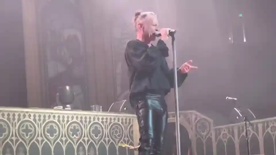 Bruce Dickinson a criticat un fan pentru fumatul de canabis la un concert Iron Maiden