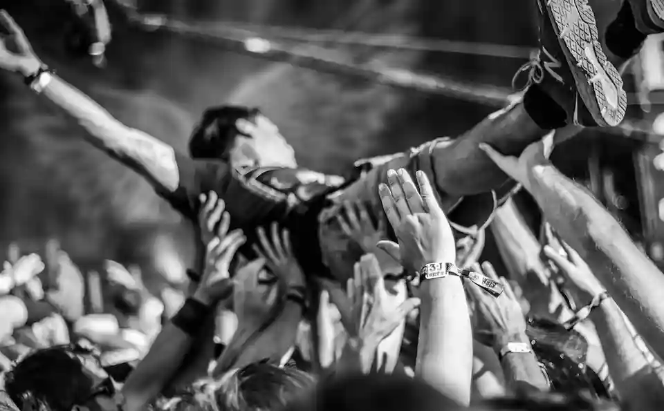 Este etic să eviți participanții care fac crowd surfing la concerte?