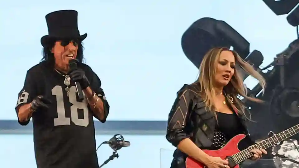 Nita Strauss a revenit pe scenă alături de Alice Cooper la Las Vegas