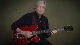 Justin Hayward lansează un cover al piesei Hello, Young Lovers și continuă turneul
