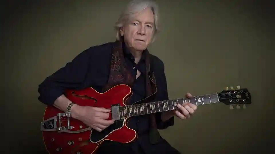 Justin Hayward lansează un cover al piesei Hello, Young Lovers și continuă turneul