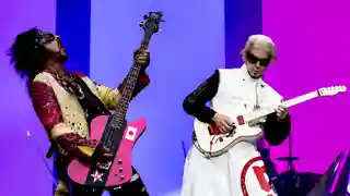 John 5 consideră un compliment acuzațiile că Mötley Crüe folosește negativ