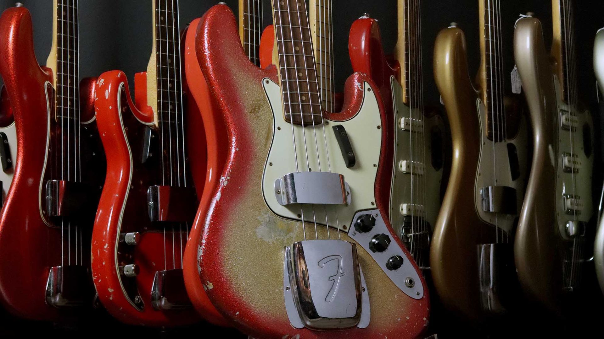 Un bas Fender Jazz din 1964 cu finisaj personalizat și istoria sa