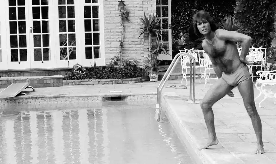 Cliff Richard lansează un nou album de coveruri intitulat Only Number Ones