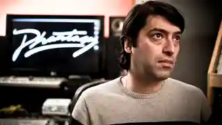 O privire în studioul din Londra al artistului Erol Alkan