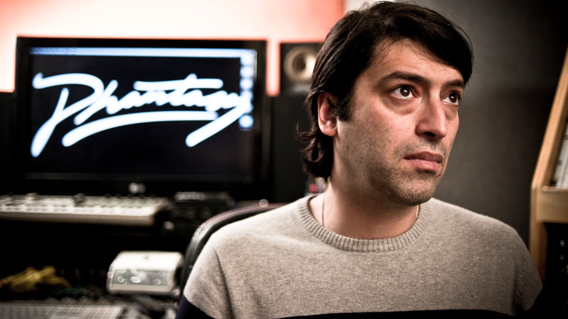 O privire în studioul din Londra al artistului Erol Alkan