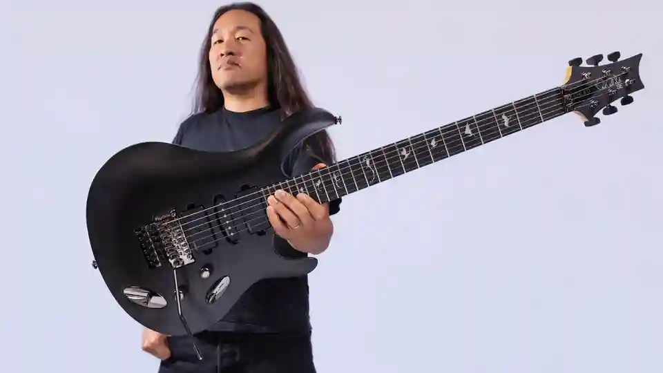 Herman Li și PRS lansează o versiune exclusivă Black Satin a modelului SE Chleo