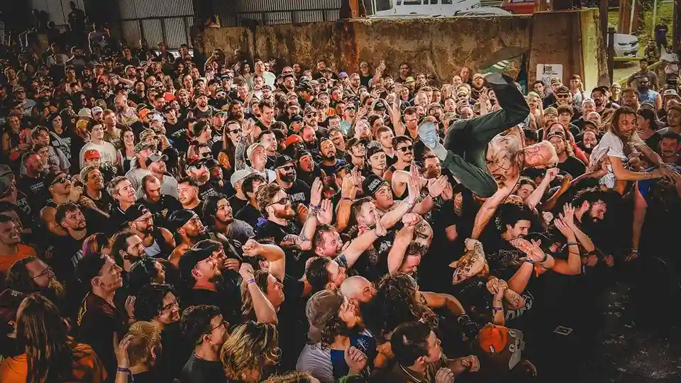 Trupa Haywire a fost oprită de poliție în timpul unui concert neautorizat în New York