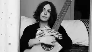 Emma Ruth Rundle despre evoluția sa artistică și utilizarea chitarei clasice