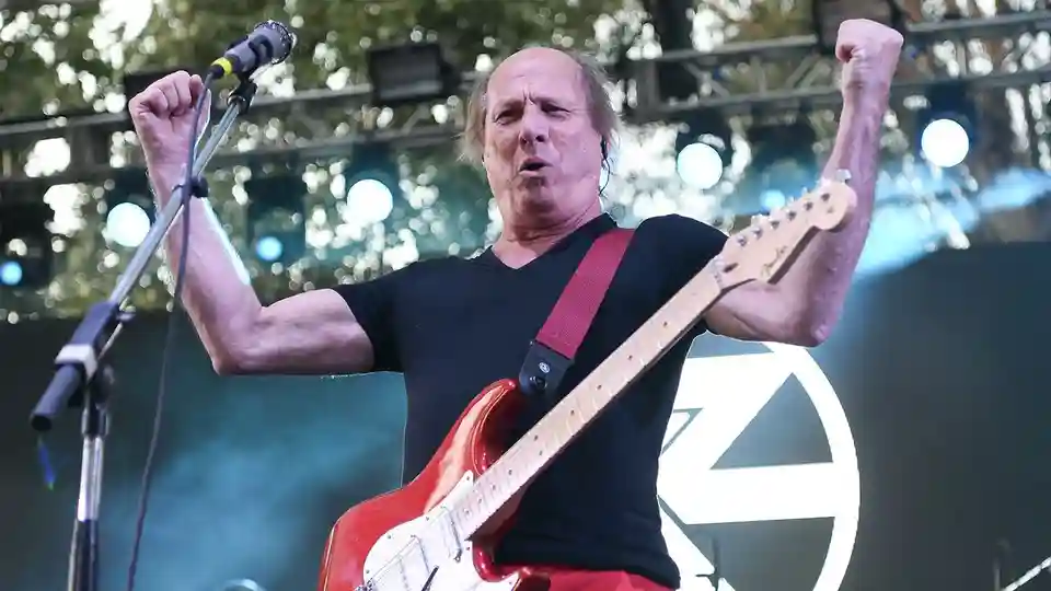 Adrian Belew despre experiența de live și colaborarea cu Frank Zappa