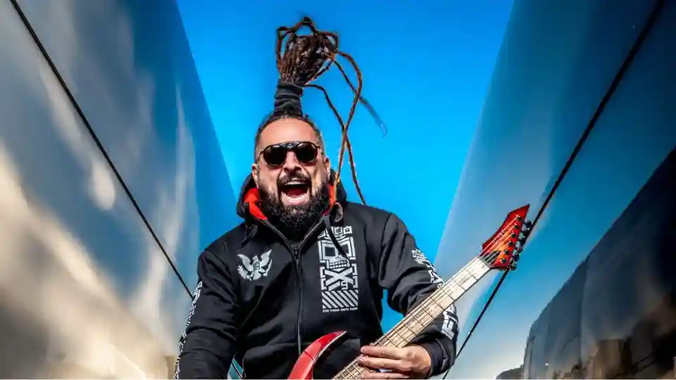 Zoltan Bathory (Five Finger Death Punch) despre originile sale și parcursul muzical