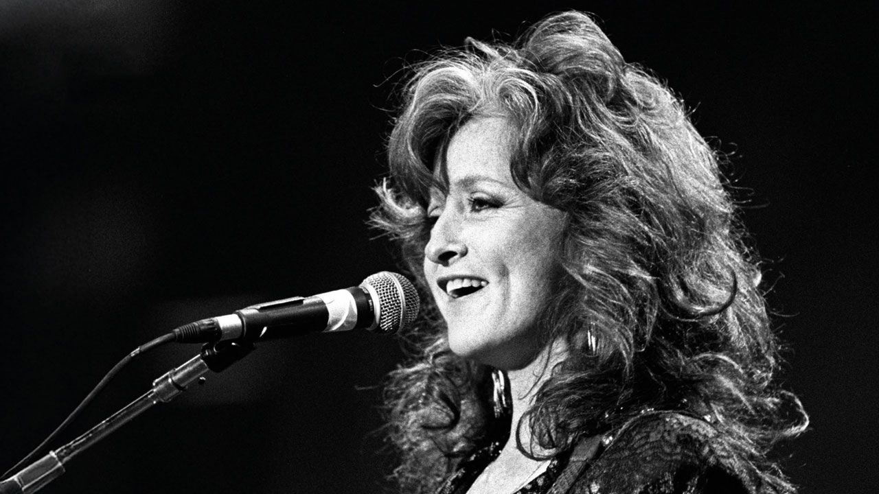 Povestea melodiei „I Can't Make You Love Me” interpretată de Bonnie Raitt