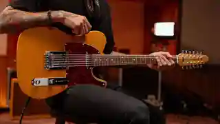Troy Van Leeuwen (Queens of the Stone Age) lansează o chitară Squier cu 12 corzi