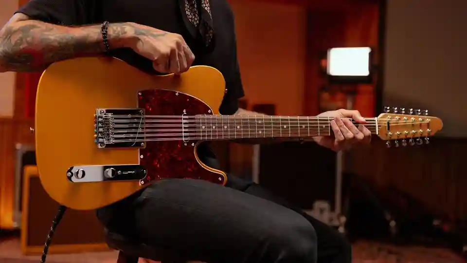 Troy Van Leeuwen (Queens of the Stone Age) lansează o chitară Squier cu 12 corzi