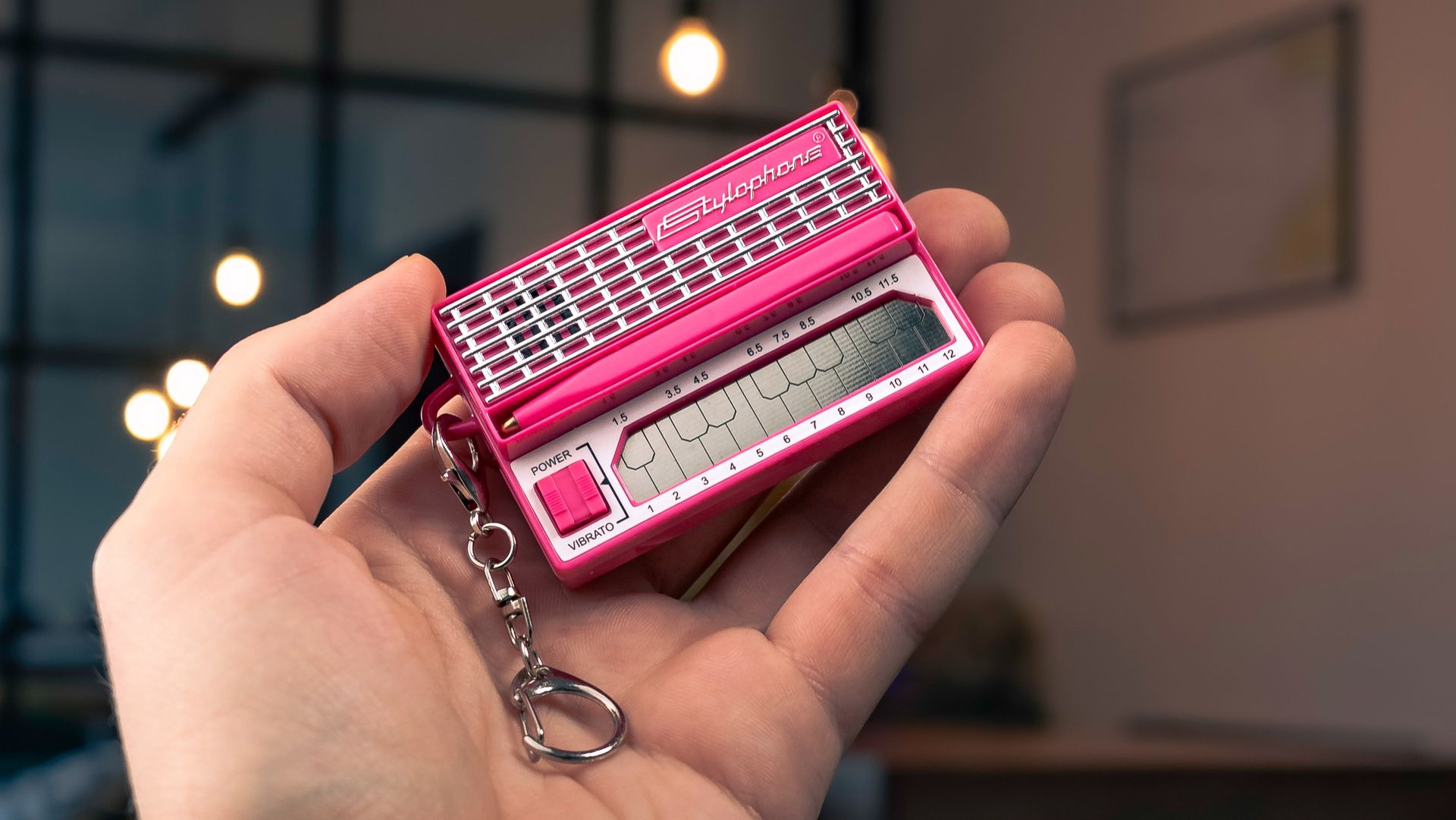 Stylophone lansează mini-sintetizatorul portabil Stylophone Mini