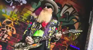 Billy Gibbons explică motivul pentru care utilizează monede peso pe post de pană