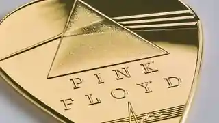 Pink Floyd și The Royal Mint lansează o pană de chitară din aur masiv