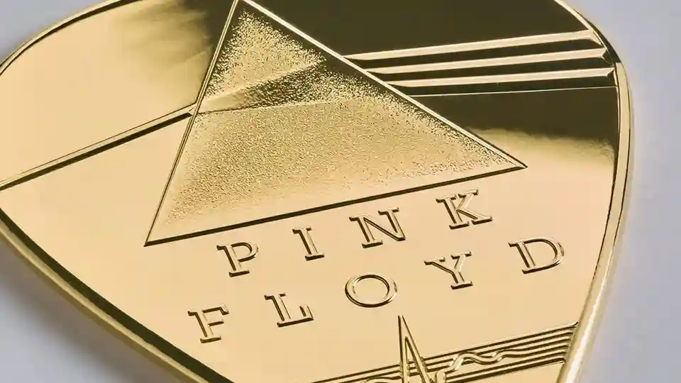 Pink Floyd și The Royal Mint lansează o pană de chitară din aur masiv