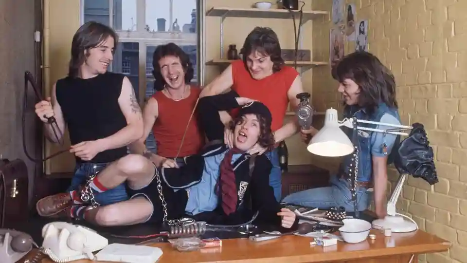 Istoria mișcării scenice a lui Angus Young (AC/DC) numită „The Human Kangaroo”
