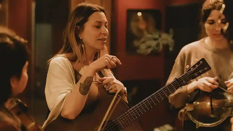 Lindsay Lou lansează albumul „Bluegrass Women” dedicat pionierelor genului